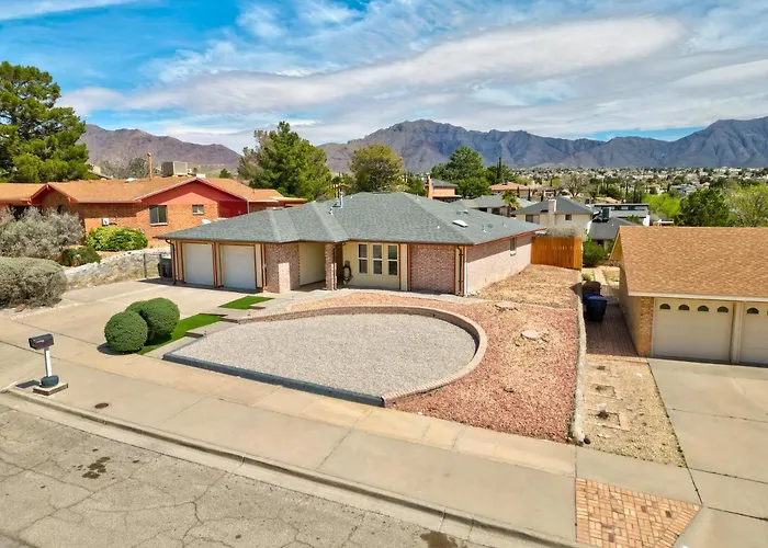 Home With Mountain View/Pool/Tub