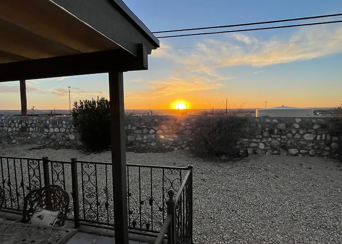 The Hummingbird Sunset Home, West Side